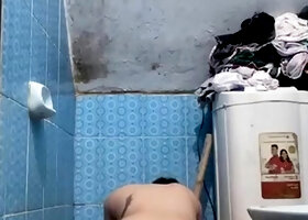 Gabriella Colmek Di Kamar Mandi