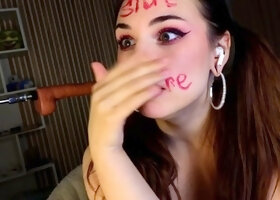 Nerdy amateur british teen babe masturbates